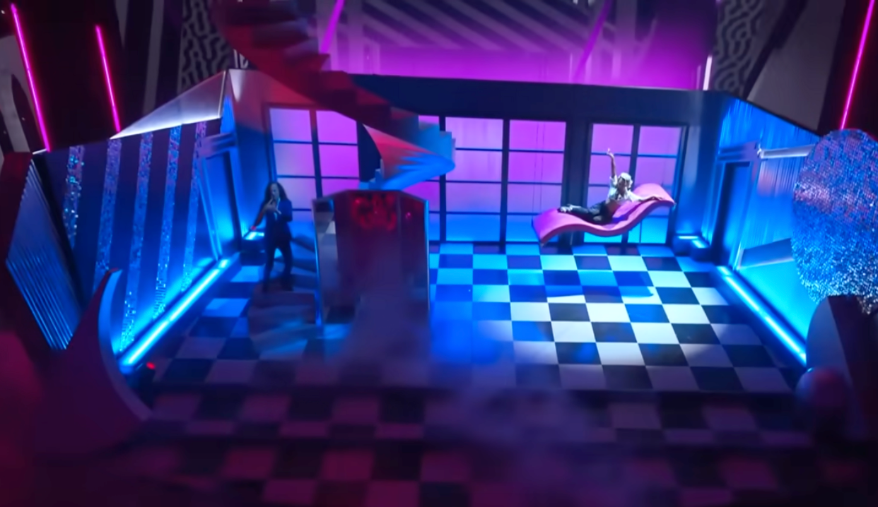 Kenny G Surprises VMA Crowd With Doja Cat